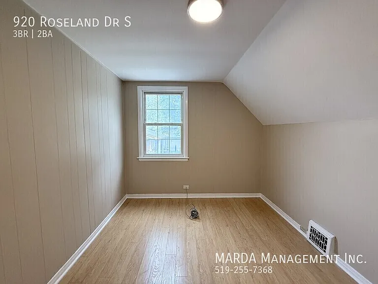 920 Roseland Dr S — Photo 28