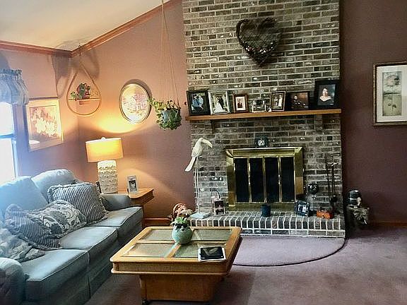 Lg fam rm w/fire place