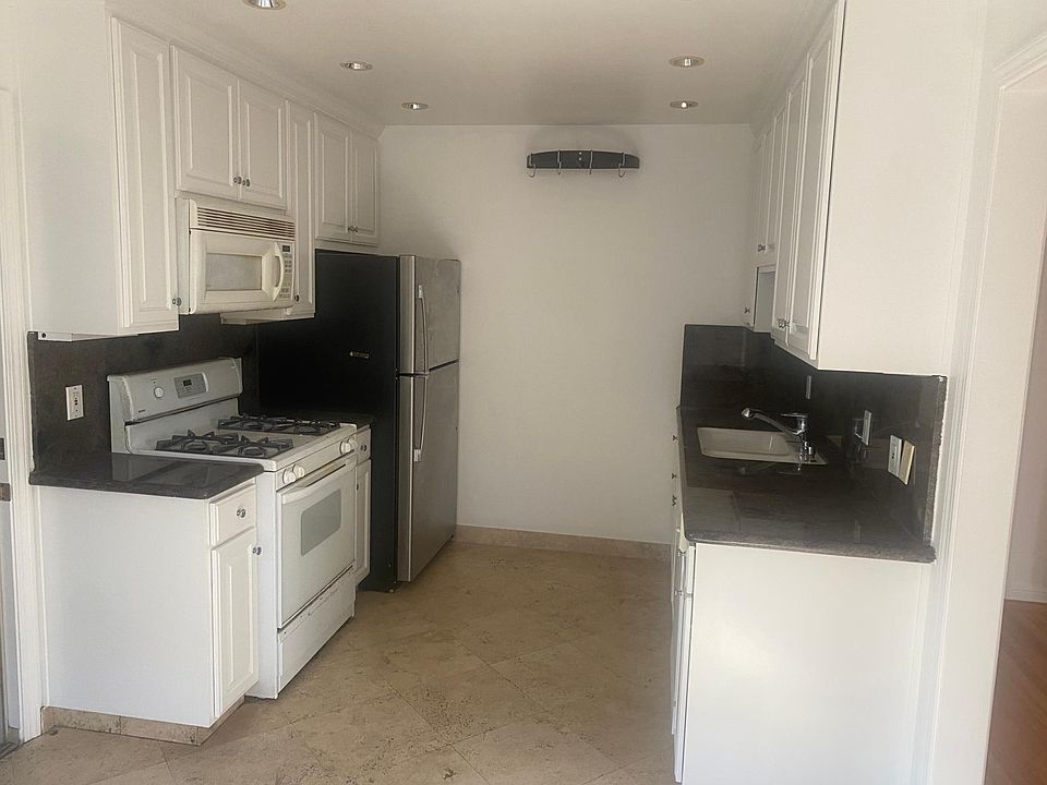 1st image of 852 Park Dr APT B