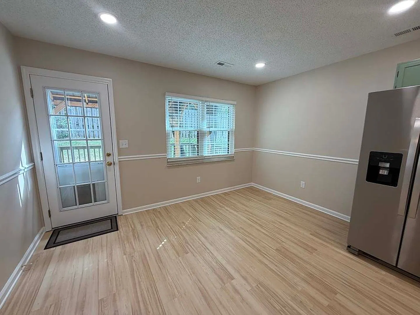 Stunning Updated 3 Bedroom Townhouse In Silver Brook In W. Knox11 — Photo 4