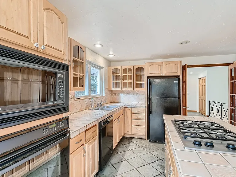 1045 Gilbert St — Photo 11