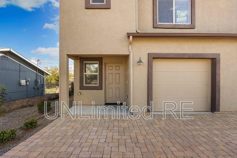 3 bed, 2.5 bath, 1498 sqft, $1,800 — Photo 3