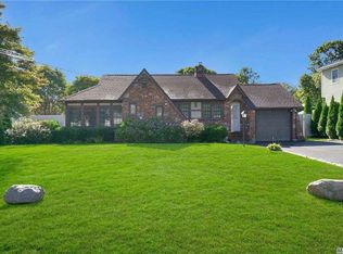 88 Pine St, Islip, NY 11751