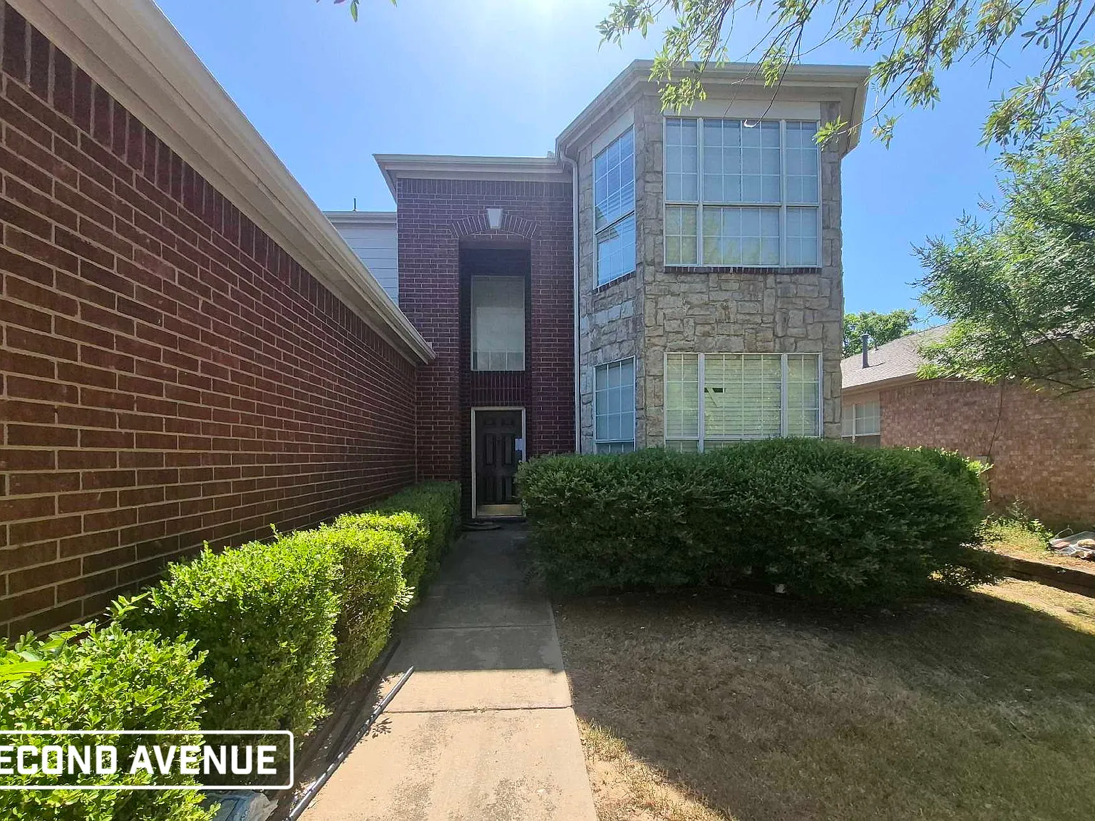 5 bed, 2.5 bath, 2358 sqft, $4,199 — Photo 2