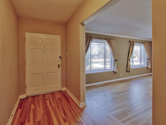 2nd image of 806 Carlisle Pl SE