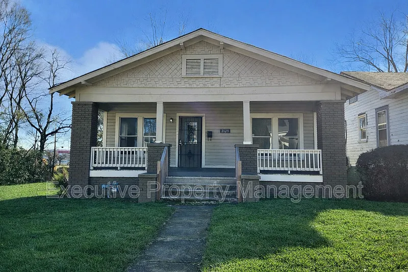 3 bed, 1.0 bath, 1042 sqft, $900 — Photo 1
