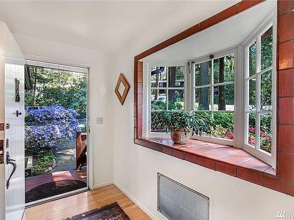 4th image of 17237 Greenwood Pl N