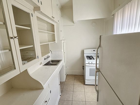 4th image of 1326 W 11th St APT 304