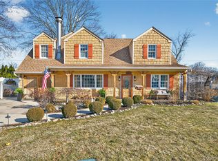 350 Pin Oak Ln, Westbury, NY 11590