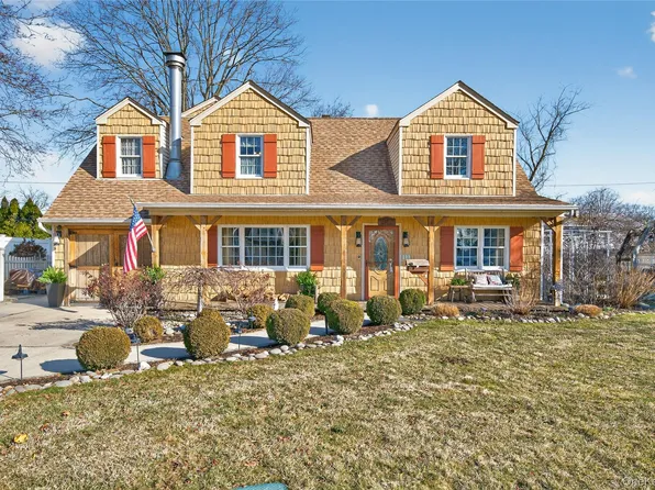 350 Pin Oak Lane, Westbury, NY 11590