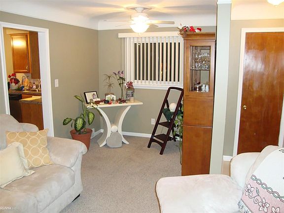 3rd image of 26411 Compson St