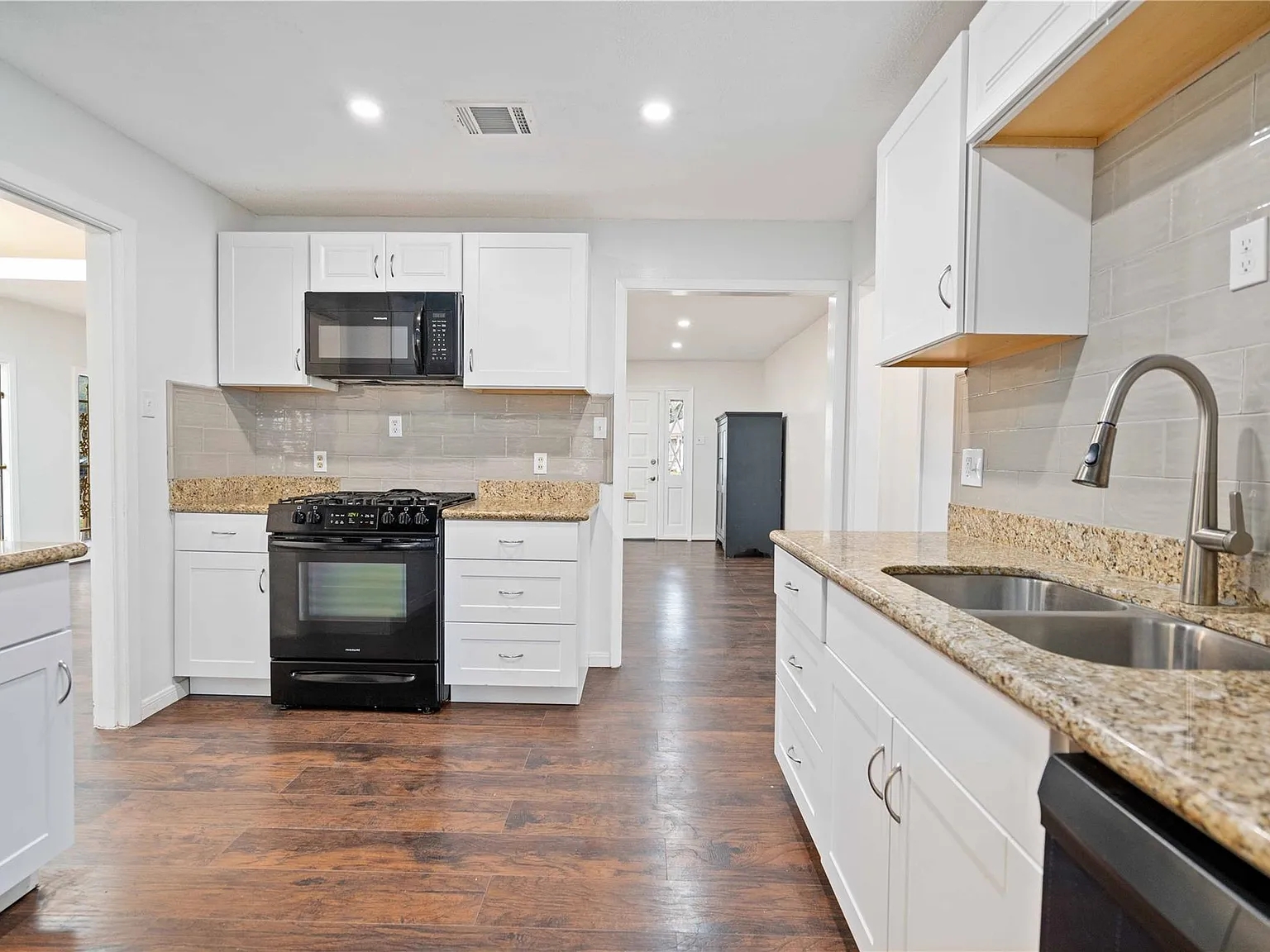 3 bed, 2.0 bath, 2216 sqft, $2,000 — Photo 3