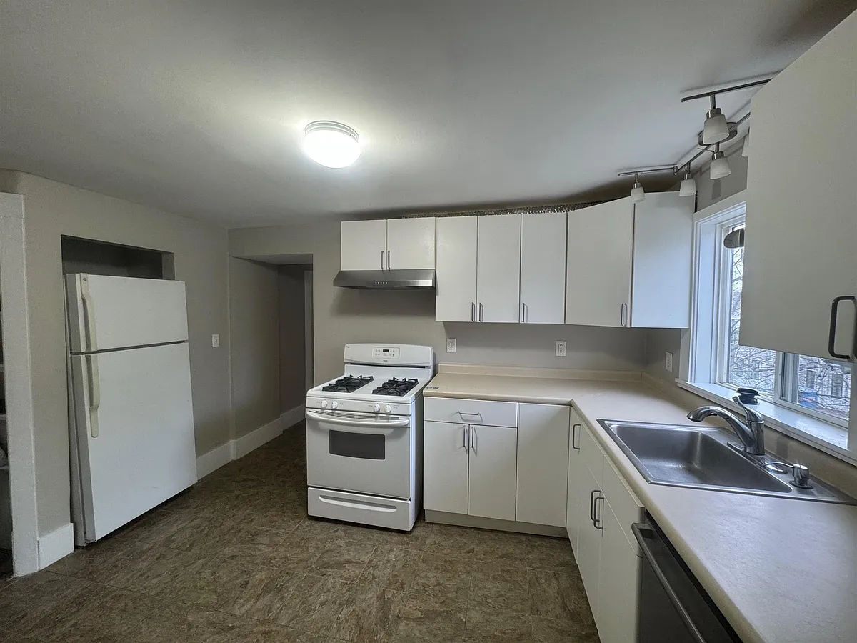Building Photo - 28 Francesca Ave #3