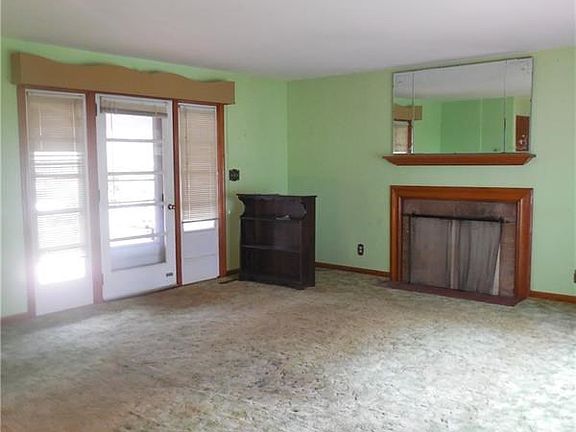 5th image of 943 N Buhl Farm Dr