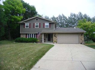 7850 Chapel Hill Ct E, Franklin, WI 53132