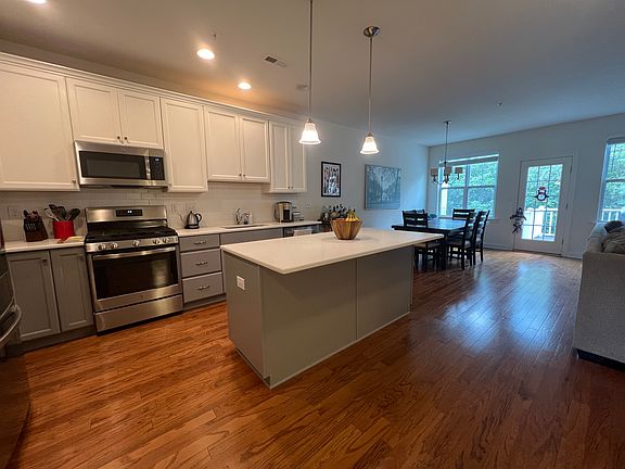 Entry way leading into the kitchen.