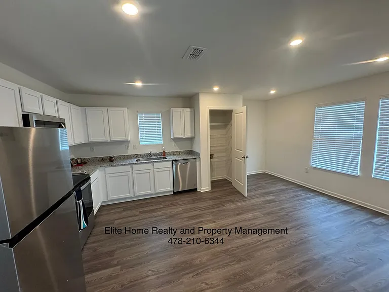 140 Lochwolde Dr — Photo 3