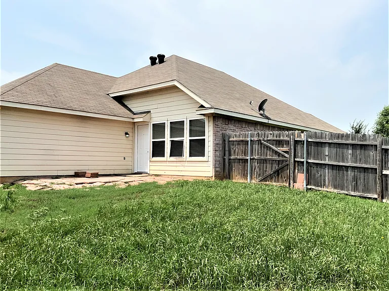 1212 Gardenia Cir — Photo 20