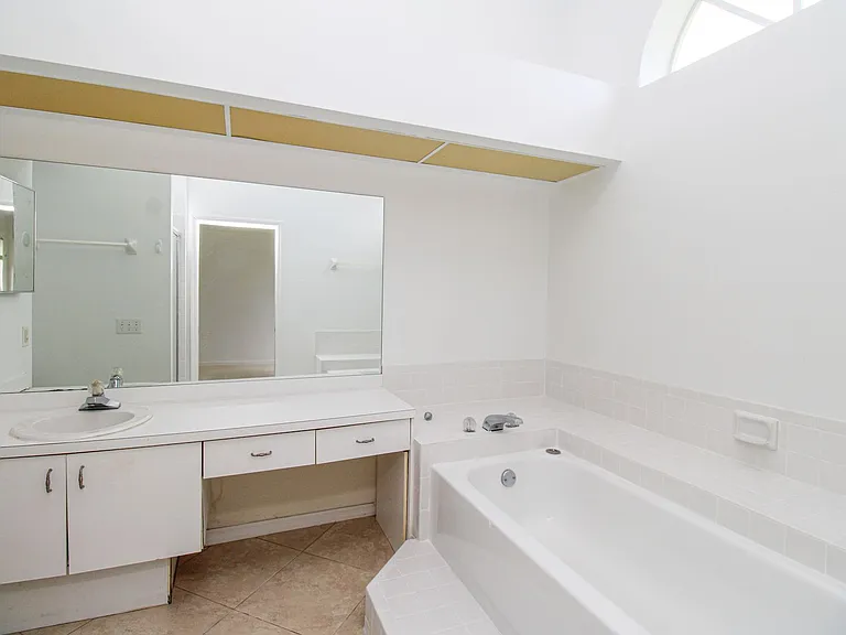 10201 Regent Cir — Photo 33