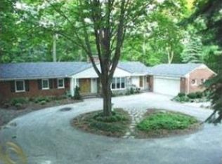 28402 Herndonwood Dr, Farmington Hills, MI 48334