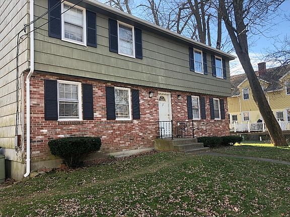 FRONT OF BUILDING QUIET NEIGHBORHOOD 2 MINUTES FROM BEACH ! 2 minutes to L&M Hospital! 2 minutes to Electric Boat !