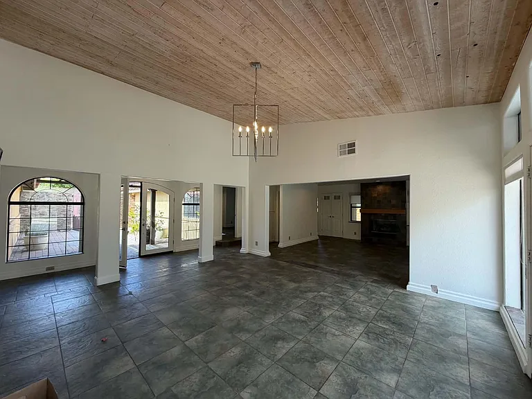 10 Venus Dr — Photo 35