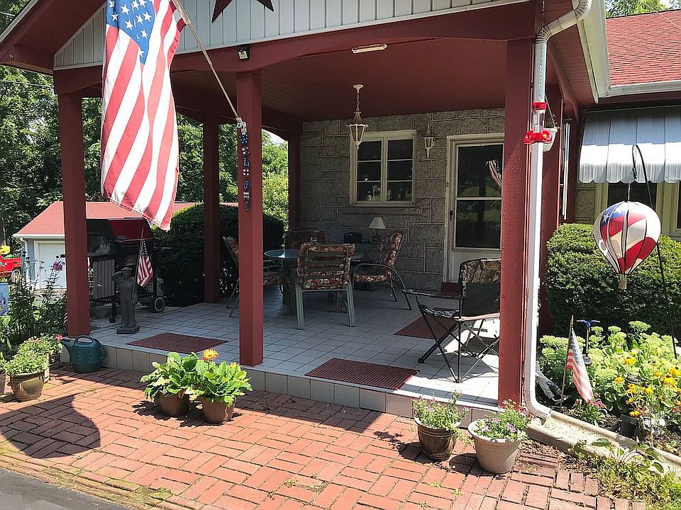 Tiled, private front porch 