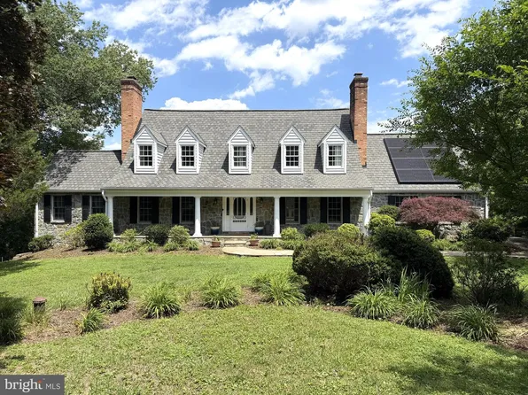 10101 Windy Knoll Ln, Vienna, VA 22182