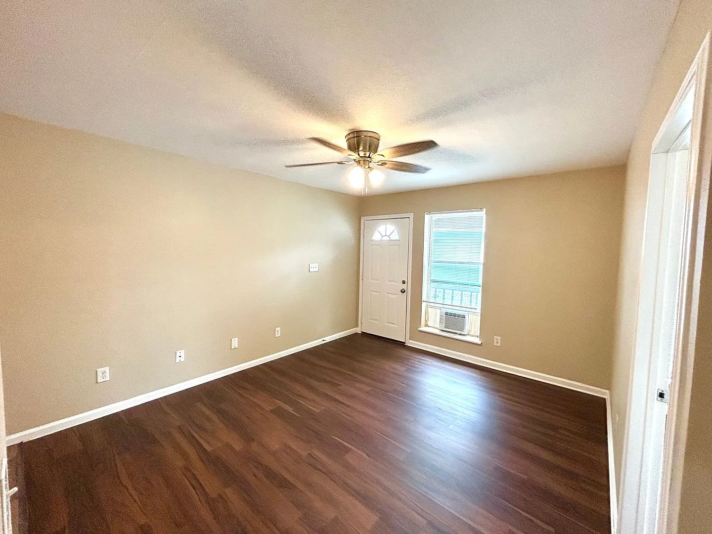 *Move In Special* 2 Bedroom / 1 Bath Unit Near Lackland Afb! — Photo 2