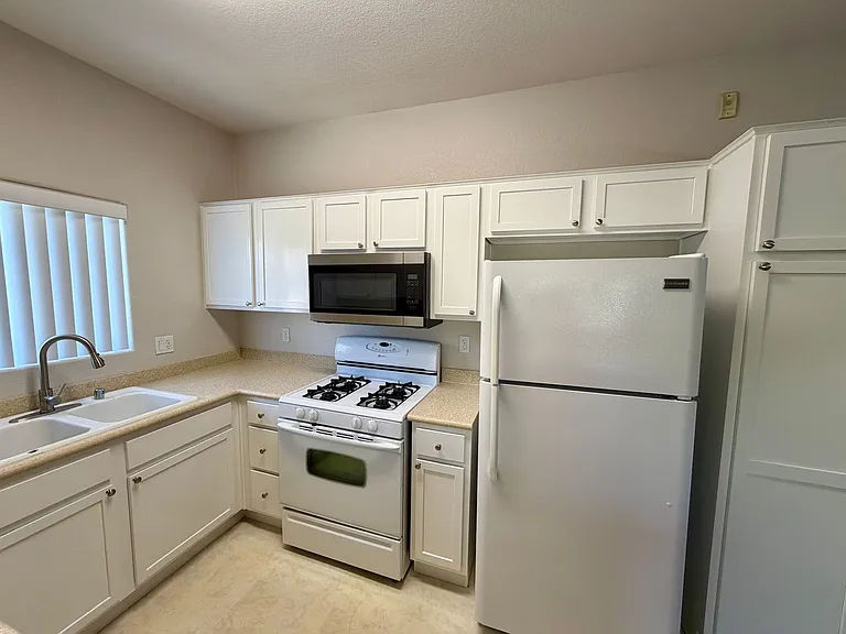 2291 W Horizon Ridge Pkwy #6231 — Photo 10