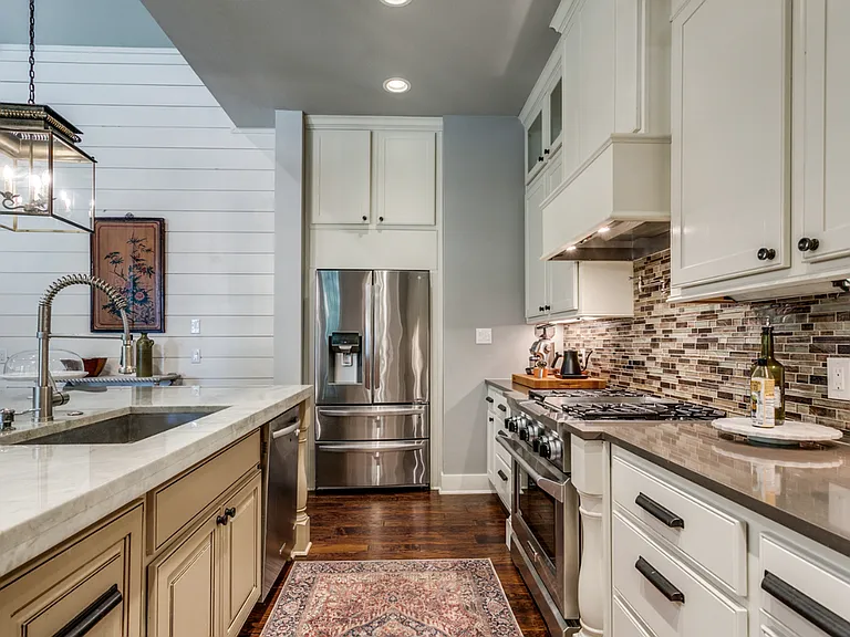 242 E Elmview Pl — Photo 9