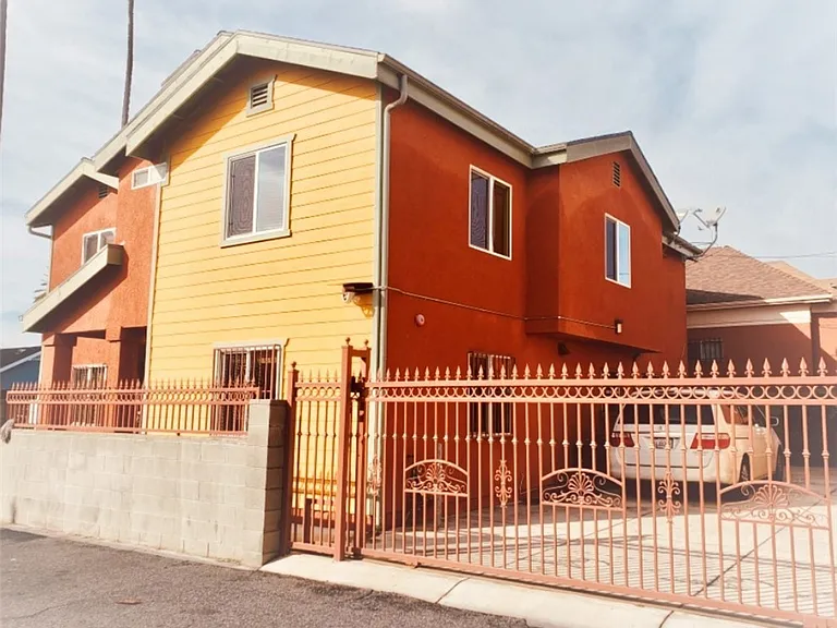 1343 E Adams Blvd — Photo 3