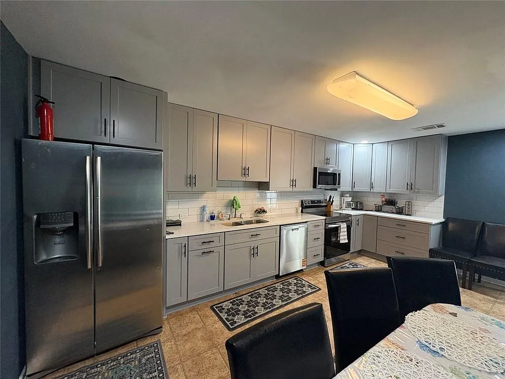 2 bed, 1.0 bath, 2068 sqft, $1,800 — Photo 4