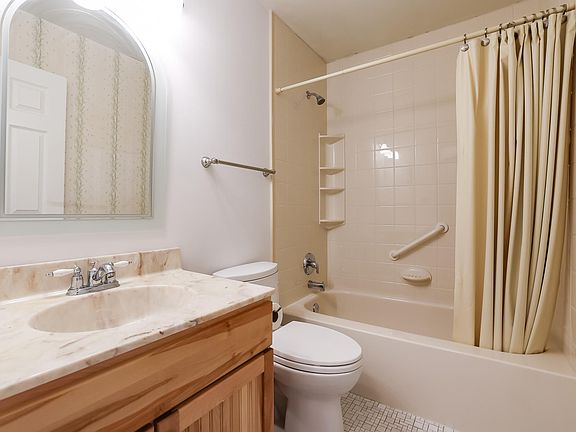 3rd image of 1002 Polk Ct