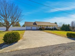 612 Briarwood Dr, Dandridge, TN 37725
