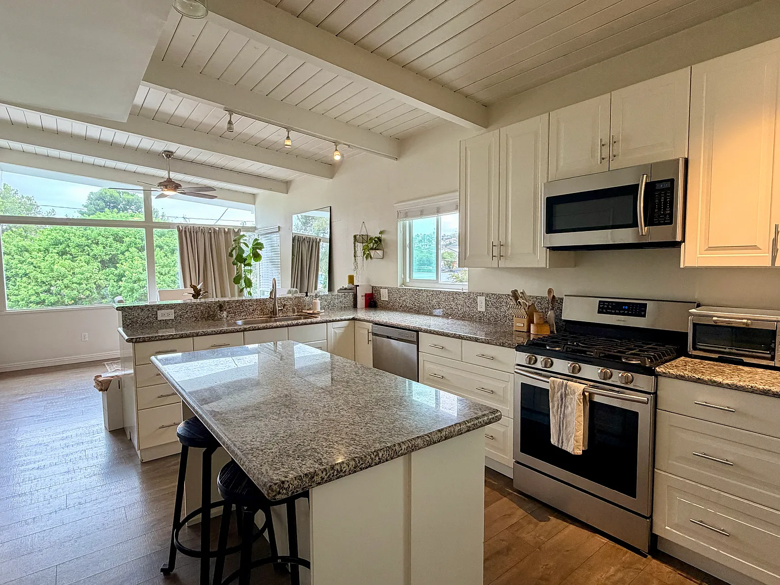 3 bed, 1295 sqft, $7,750 — Photo 4