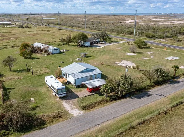 102 Club Lake Dr, Rockport, TX 78382