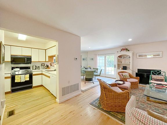 5th image of 14 Brittany Ln