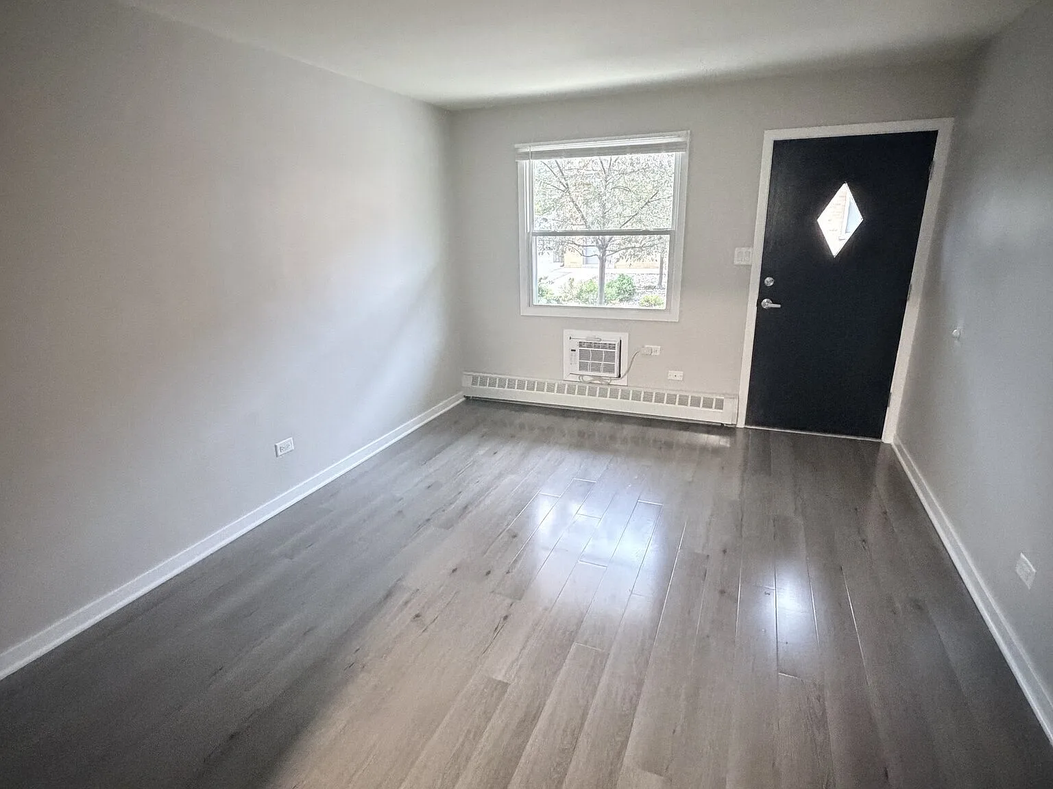 Charming 1 Bedroom 1 Bathroom Near Downtown Naperville — Photo 4
