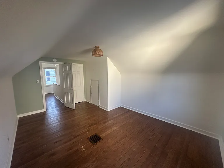 1336 W Summit Ave — Photo 14