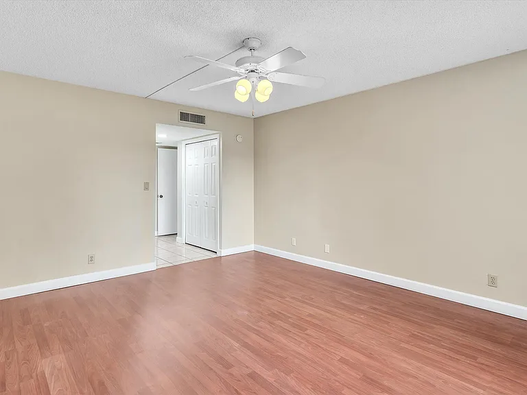 16252 Laurel Dr #201 — Photo 25
