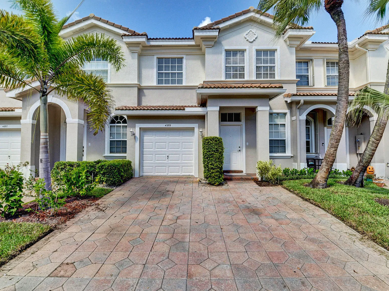 3 bed, 2.5 bath, 1748 sqft, $3,000 — Photo 1