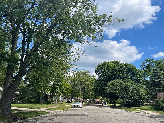 4th image of 2240 N Circle Dr