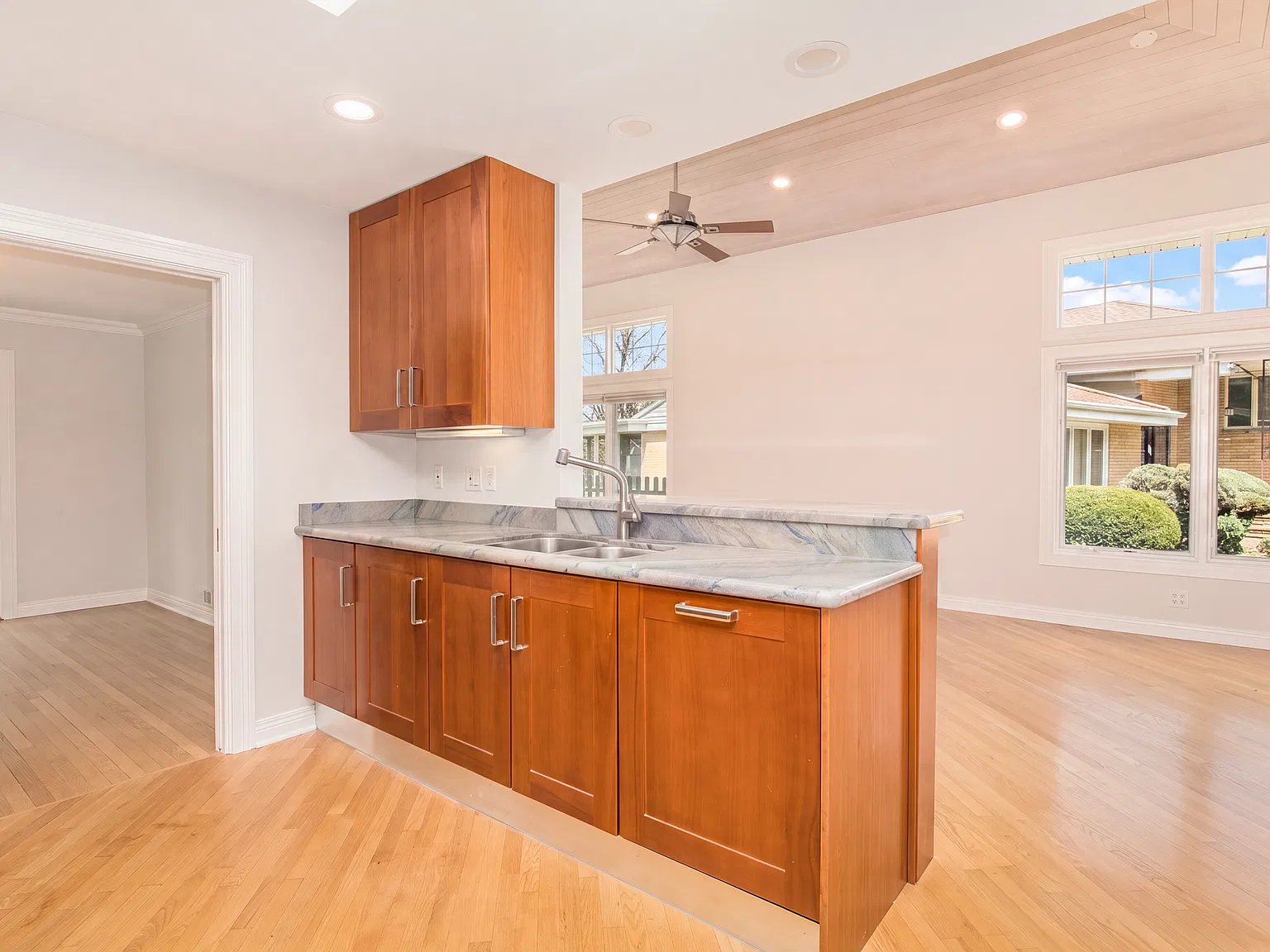 4 bed, 2.5 bath, 2113 sqft, $5,500 — Photo 4