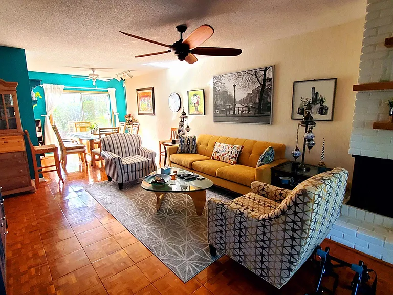 Livingroom with fireplace