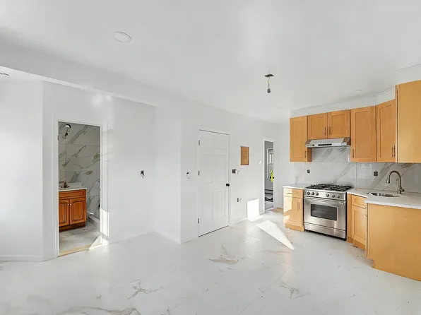 (undisclosed Address), Richmond Hill, NY 11418