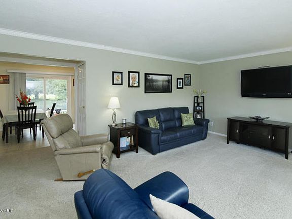 5th image of 202 Gabardine Ave