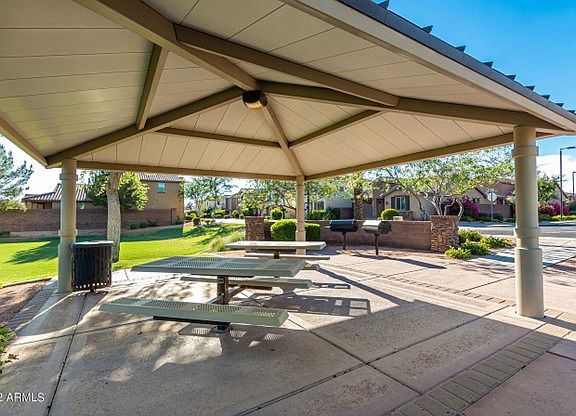 4th image of 140 E Horseshoe Dr