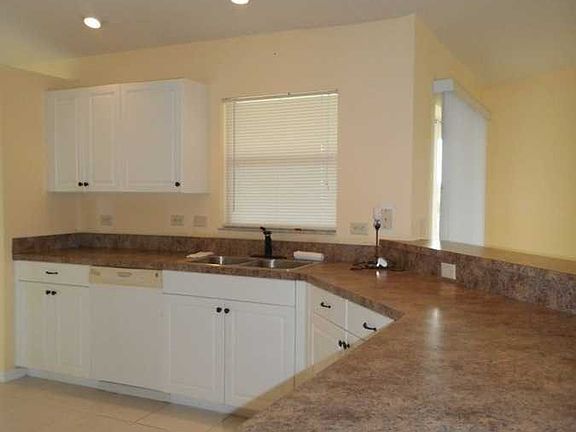 5th image of 1040 Champion Ave