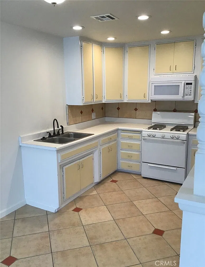 2 bed, 832 sqft, $1,595 — Photo 2
